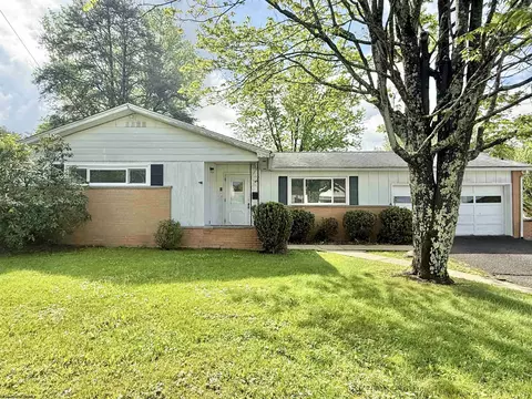 86 School St, Grafton, WV 26354
