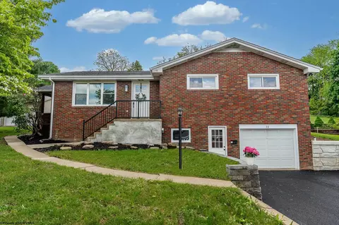 33 Sunset Strip Rd, Uniontown, PA 15401