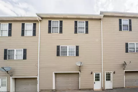 402 Vista Oaks Dr, Fairmont, WV 26554