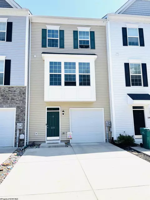 221 Queensbury Ct, Fairmont, WV 26554