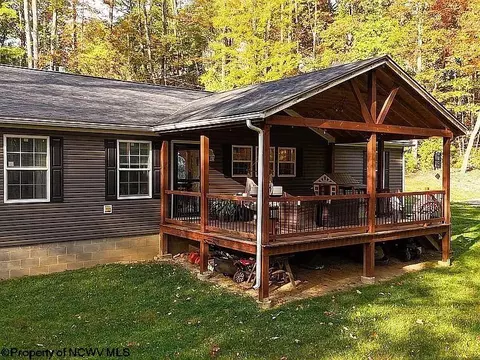 68 Buckingham Rd, Morgantown, WV 26508