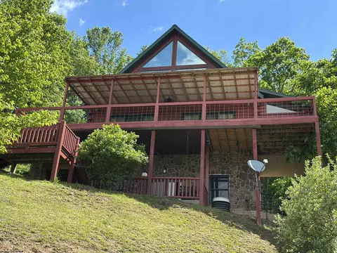 717 Lakeview Dr, Horner, WV 26372