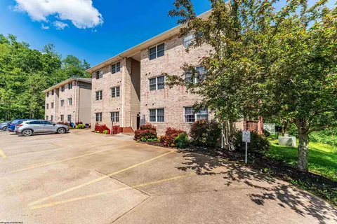 233 Creekside Dr, Morgantown, WV 26508