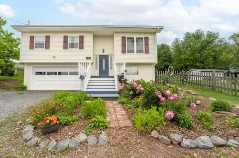 61 Price Hill Rd, Morgantown, WV 26501