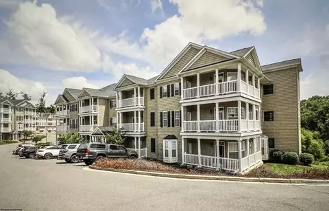 2222 Suncrest Vlg, Morgantown, WV 26505