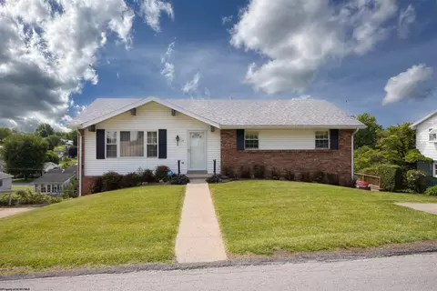 15 Crestview Ter, Bridgeport, WV 26330