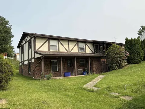 8 W 4th St, Westover, WV 26501