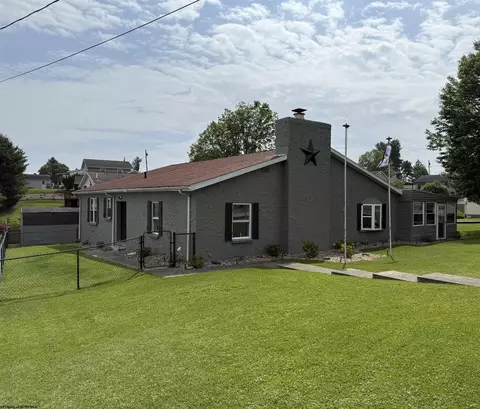 28 Fairway Ln, Fairmont, WV 26554