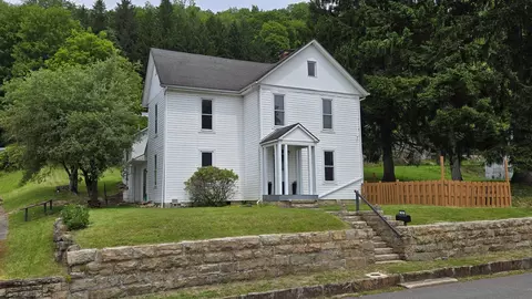 92 N High St, Philippi, WV 26416