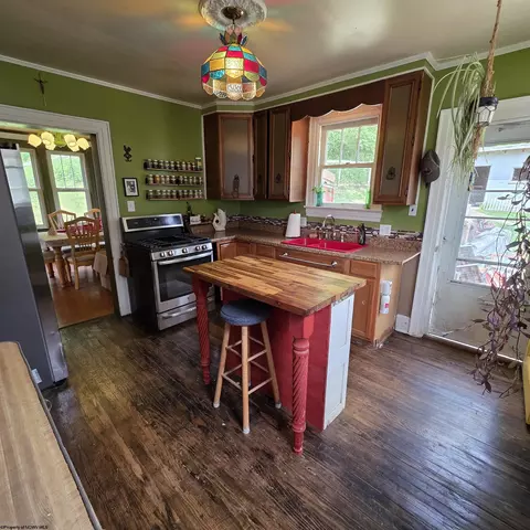147 E 6th St, Weston, WV 26452 photo 4