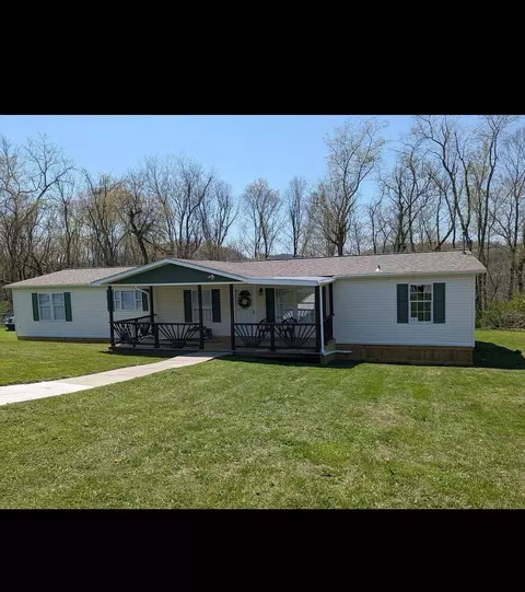 24 Trenton St, Farmington, WV 26571