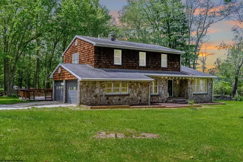 609 Southern Pines Dr, Oakland, MD 21550