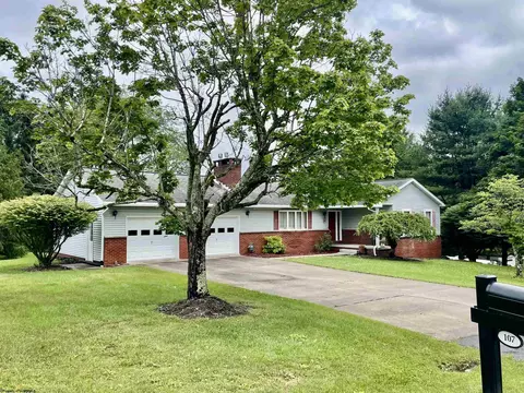 107 Parkview Dr, Kingwood, WV 26537