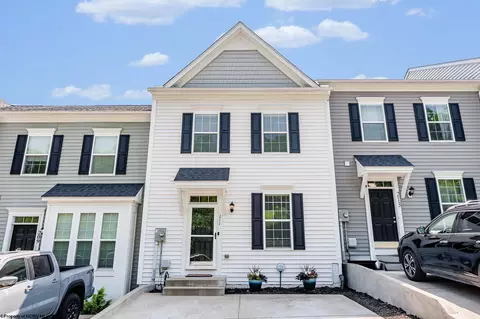 211 Falling Leaf Ln, Morgantown, WV 26501