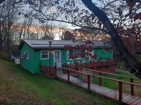 2334 School House Rd, Fairmont, WV 26554