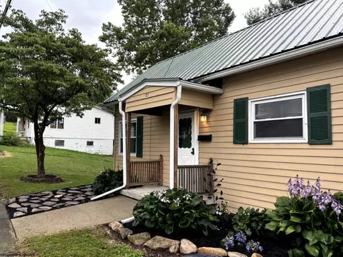 85 Charles St, Shinnston, WV 26431