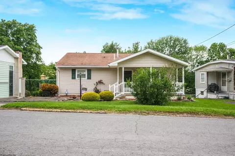 208 Savannah St, Westover, WV 26501