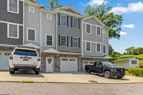 8 Misty Ln, Fairmont, WV 26554