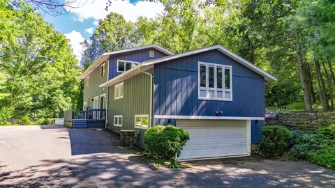 101 Walnut Ln, Morgantown, WV 26505