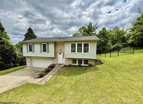 1386 Riddle Ave, Morgantown, WV 26505