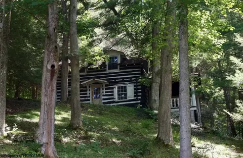 1646 Lake Floyd Cir, Bristol, WV 26426