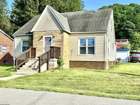 89 Hall St, Philippi, WV 26416 photo 4