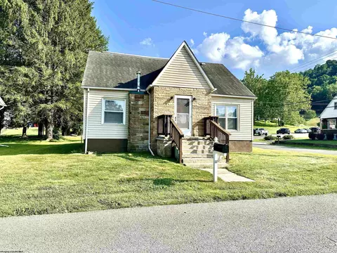89 Hall St, Philippi, WV 26416