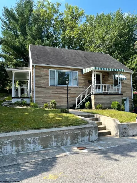 81 Pierce St, Westover, WV 26501