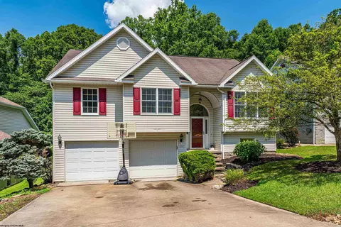 2062 Pinecrest Dr, Morgantown, WV 26505