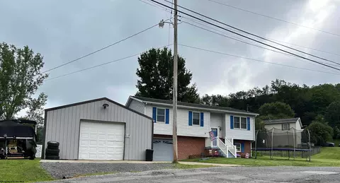 17 Hampton Dr, Lost Creek, WV 26385