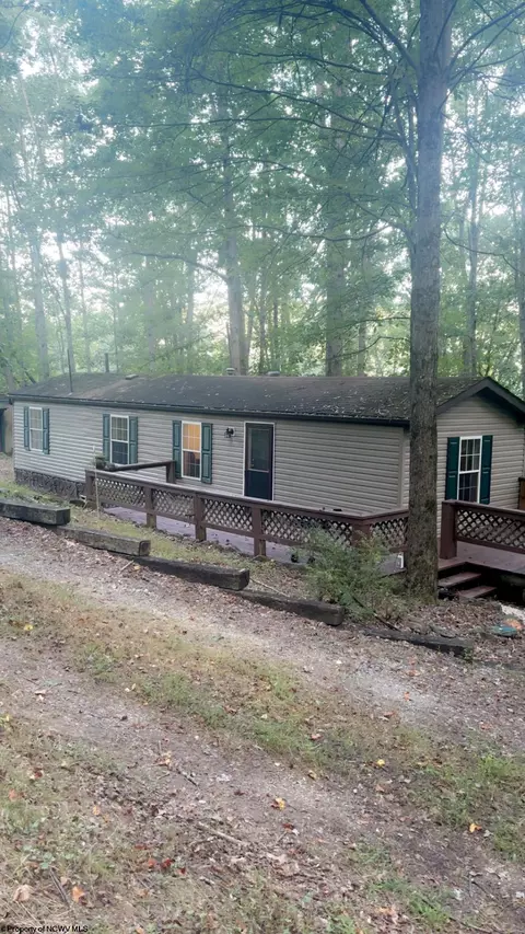 703 Valley Hills Estate St, Horner, WV 26372