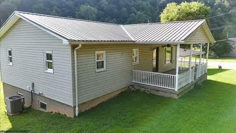 88 Piney Fork Rd, Pine Grove, WV 26419