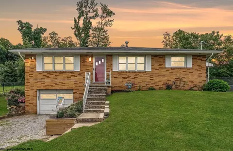 26 Plantation Dr, Morgantown, WV 26508