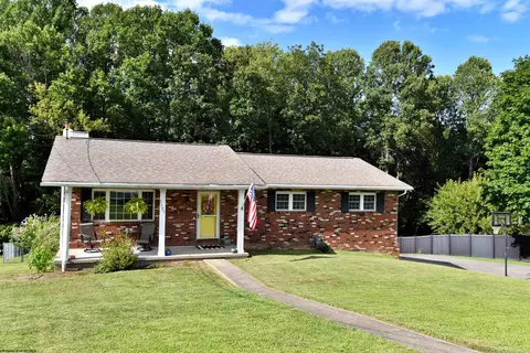 1127 Deerfield Dr, Fairmont, WV 26554