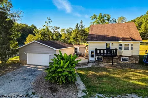82 Robinwood Dr, Mount Clare, WV 26408
