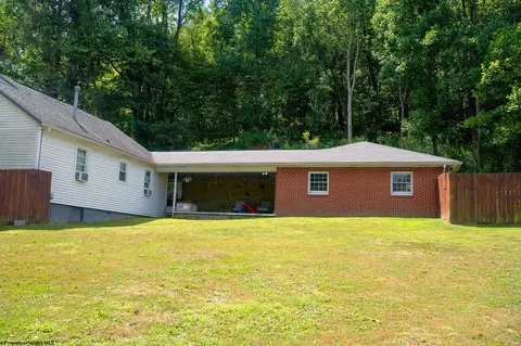 7 Mayflower Ln, Mount Clare, WV 26408