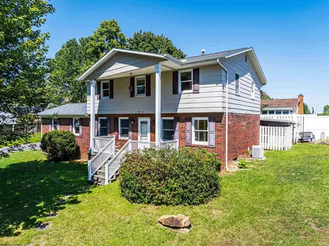 913 Briarwood Ct, Morgantown, WV 26505