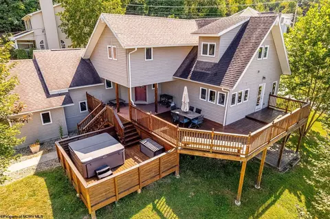 1402 Arcadia Dr, Fairmont, WV 26554