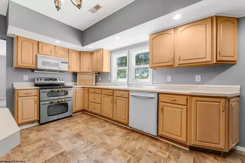 Kitchen - 104 Mountainview Rd, Morgantown, WV 26508 photo 6 of 7