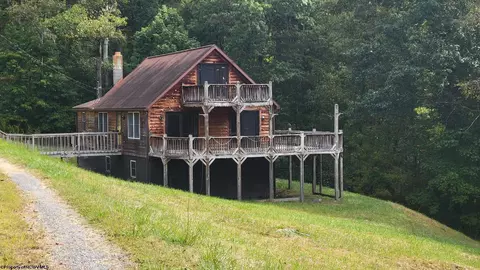 244 Jayla Dr, Grafton, WV 26354
