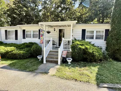101 Kennywood Dr, Fairmont, WV 26554