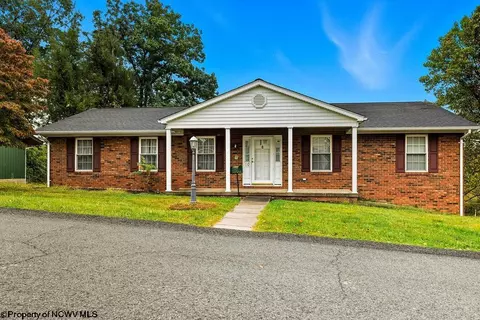 10 Greenwood Dr, Fairmont, WV 26554