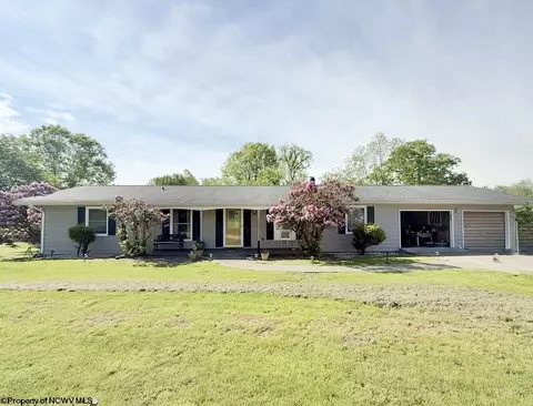 88 Cardinal Ln, Grafton, WV 26354