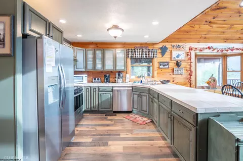 Kitchen - 91 Panoramic Dr, Dryfork, WV 26263 photo 2 of 3
