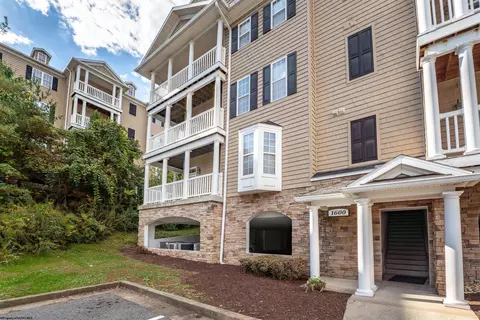 1612 Suncrest Vlg, Morgantown, WV 26505