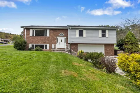 1307 Downwood Manor Dr, Morgantown, WV 26508