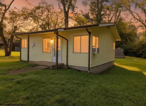 1606 Columbia Dr, Fairmont, WV 26554