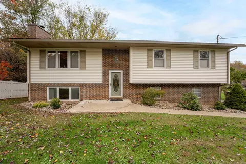 20 Meadow Brooke Dr, Morgantown, WV 26508