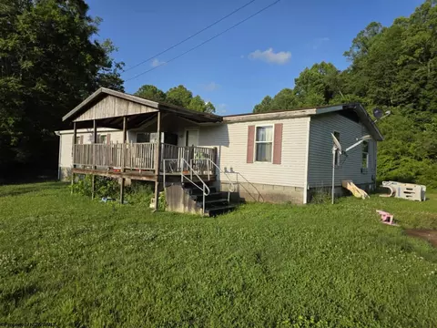 390 Hog Heaven Farm Rd, Philippi, WV 26416
