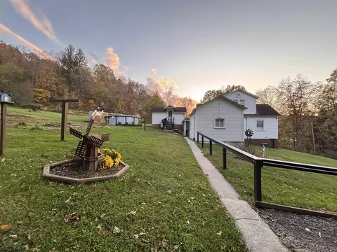 21 N Wilson St, Junior, WV 26275
